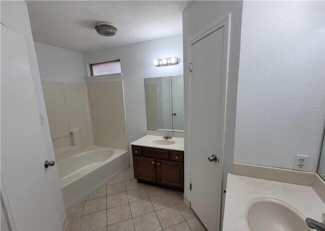 Building Photo - Upgraded 3 bedroom 2 bathroom home!  HOUSING ACCEPTED!