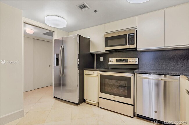 Building Photo - 2025 Brickell Ave
