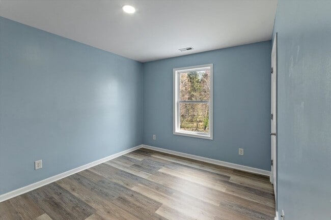 Building Photo - In Town Near The Bike Path