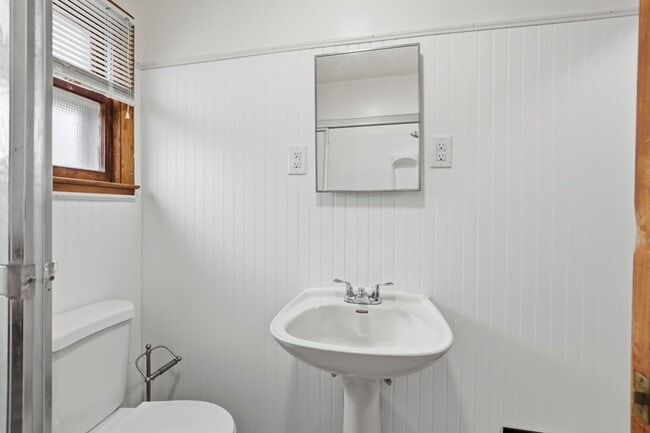 Building Photo - Charming 2-Bedroom Single Family Home Near S High St