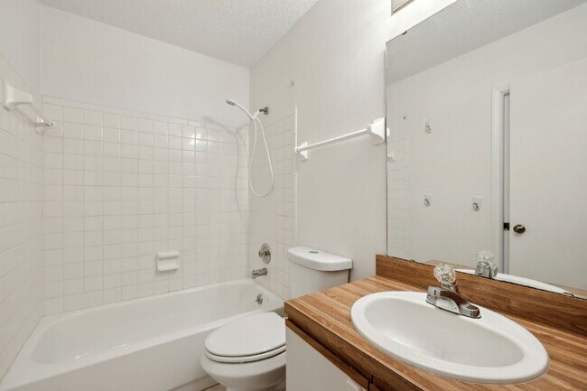 Building Photo - Charming Townhouse Retreat for Rent!