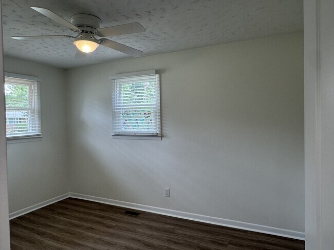 Building Photo - 208 Regalwood Dr