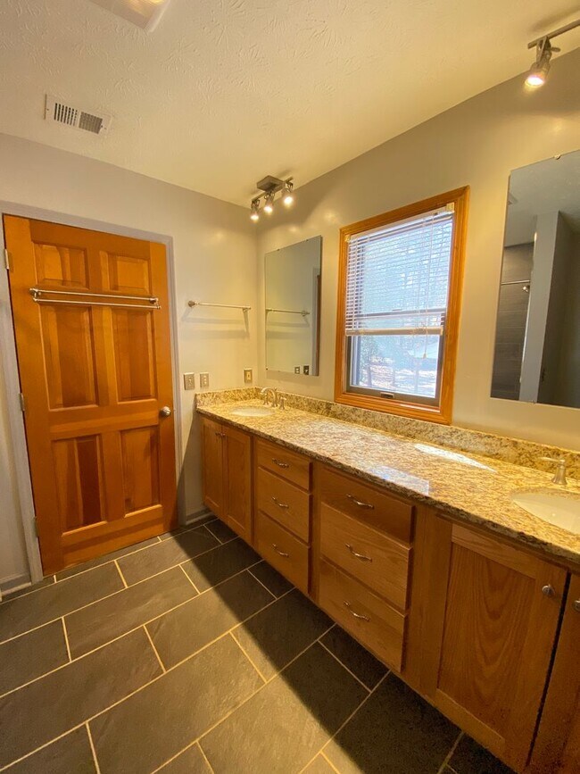 Building Photo - Beautiful Home Available Now!