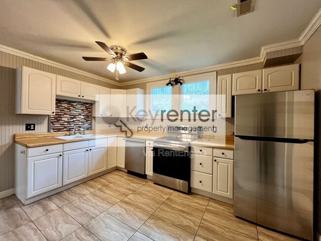 Building Photo - 904 Boylston St