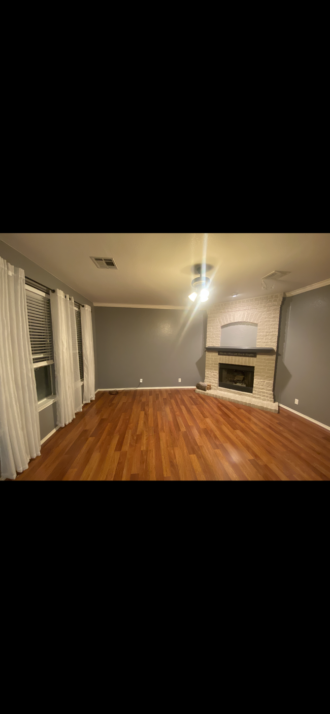 Living room - 325 Jordan Cove