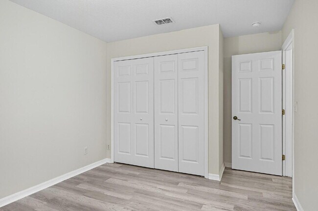 Building Photo - Popular Palm Harbor location