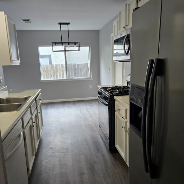 Building Photo - 9450 Bowen Dr