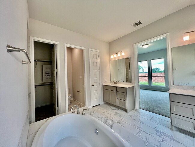 Building Photo - 1351 Park Path Dr
