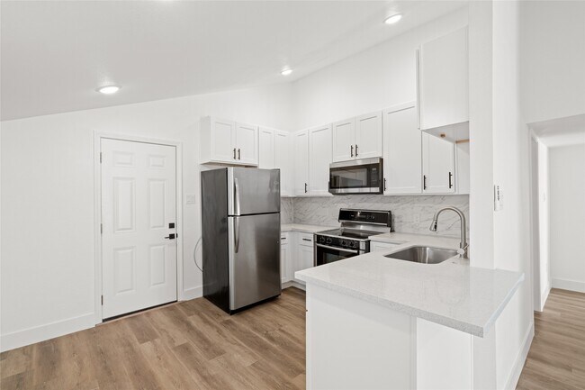 Primary Photo - 911 Knight St