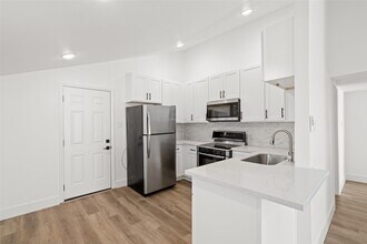 Building Photo - 911 Knight St