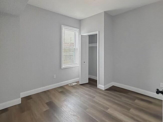 Building Photo - 733 N Linwood Ave