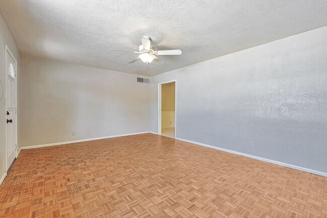 Building Photo - 727 E Vista Del Cerro Dr