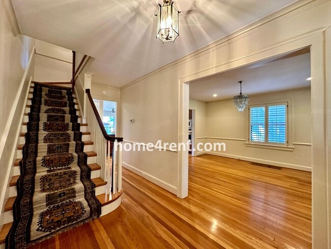 Building Photo - Charming Dutch Colonial in Brookside w/ an Updated Kitchen, Wood Floors, Fenced Yard and a Finish...