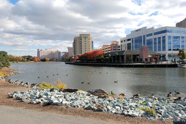 Building Photo - Top-Floor 3BD/3BA seconds to Downtown Crown!