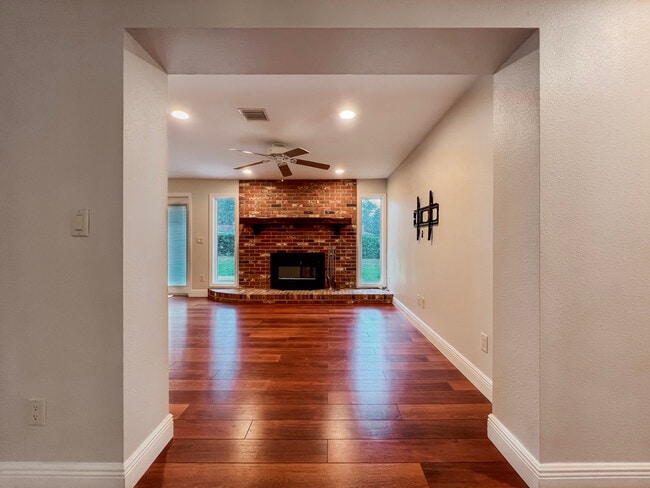 Building Photo - 1858 Oak Park Dr S