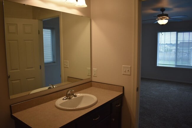 Building Photo - 3 bed 3 bath