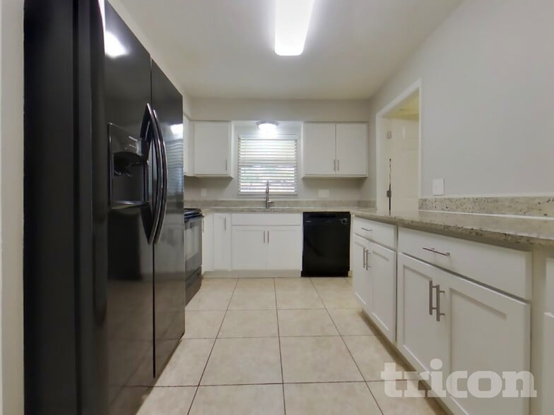 Building Photo - 802 Gullberry Ln