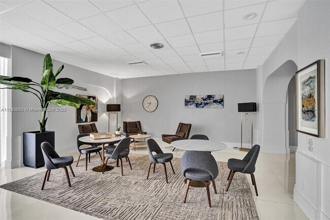 Building Photo - 3140 S Ocean Dr