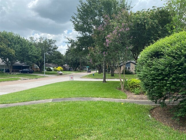 Building Photo - 9614 Greenwillow Dr