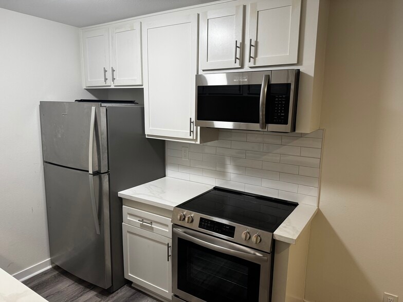 Kitchen - 280 Molino Ave