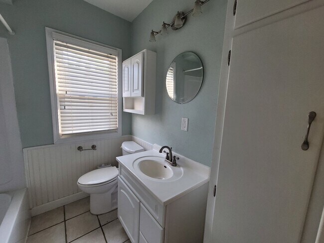 Building Photo - Great NE location 3 bedroom 1 bath, 1 stal...