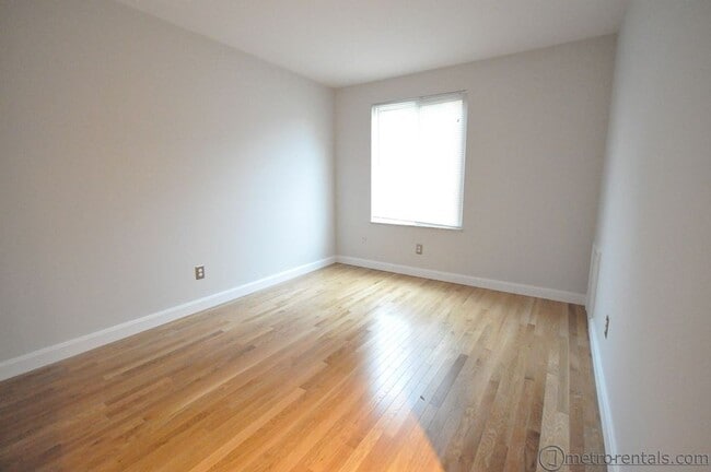 Building Photo - 4873-4873 Moreland Dr