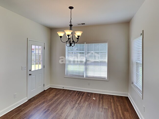 Building Photo - 107 Buster St