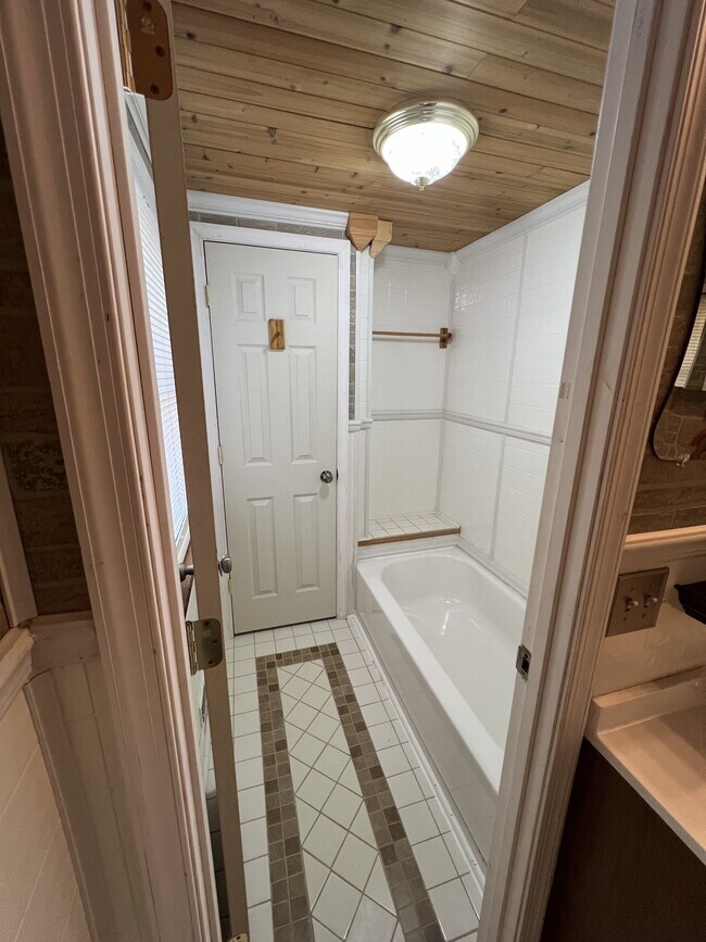 Building Photo - 215 Richmond Ave