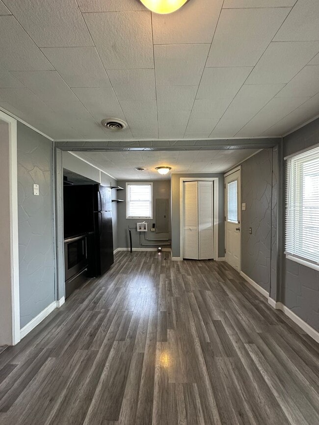 Building Photo - Your Yorktown Home Base | Love Coming Home