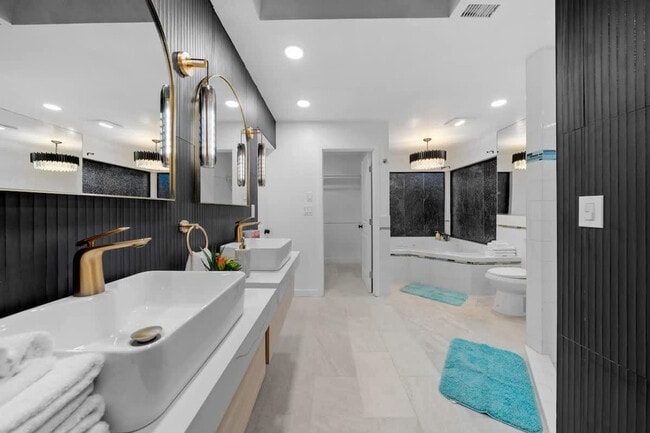 Building Photo - 5048 Bluff Pl