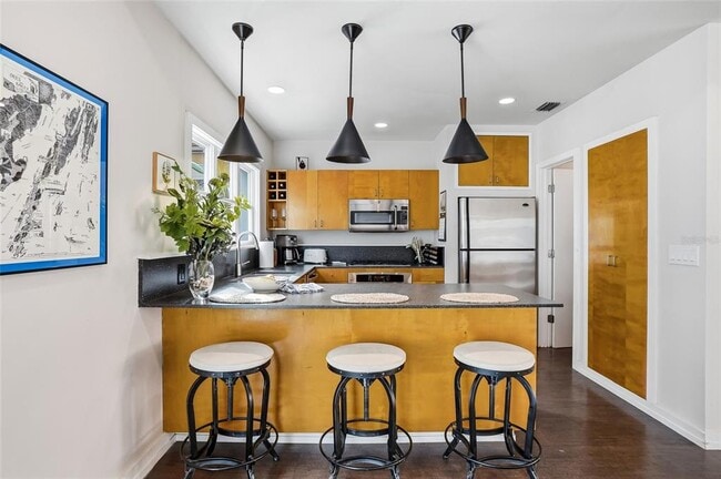 Building Photo - 106 Fareham Pl N