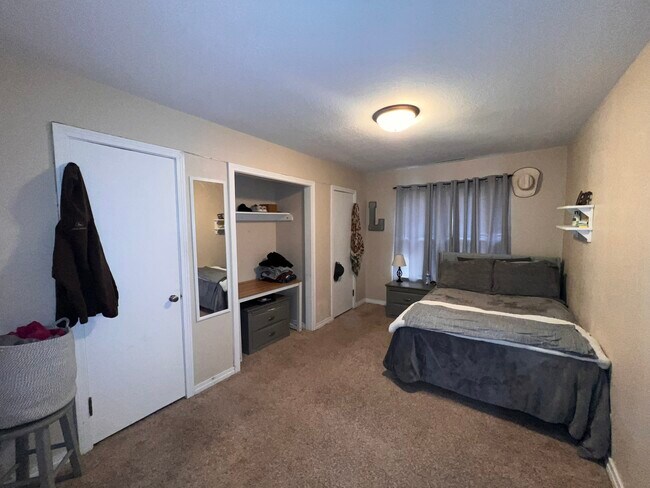 Building Photo - 520 Sunnyslope St