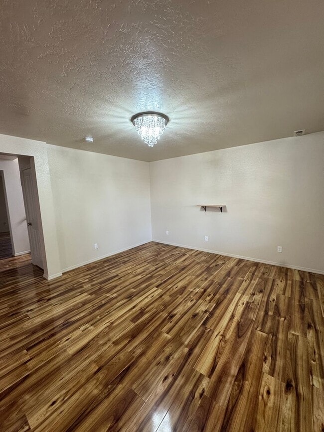 Building Photo - Beautiful 4 Bedroom, 2.5 Bathroom Home