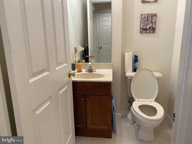 Building Photo - 202 Oaktree Ct