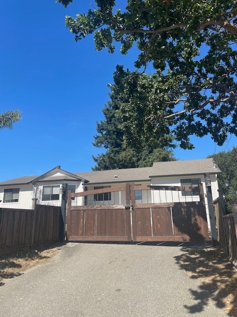 Building Photo - 1020 Stony Glen Ln