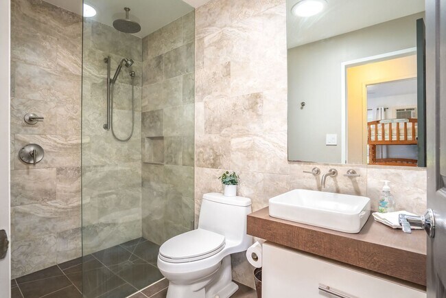 Building Photo - Beautifully Appointed Fully Furnished 4 bedroom/3 bathroom Kuau BayView House w/ Ocean views