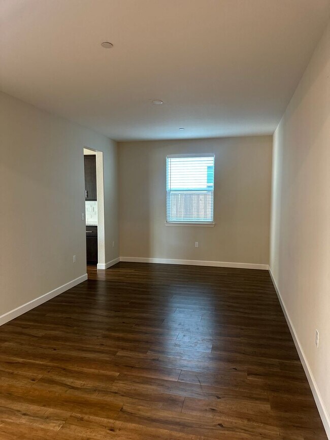 Building Photo - $500.00 off first full months if possessio...