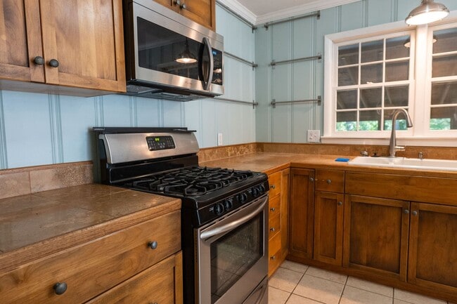 Building Photo - 882 Cherokee Rd