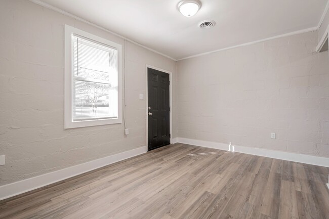 Building Photo - Charming Apartment Downtown Columbia - Hou...