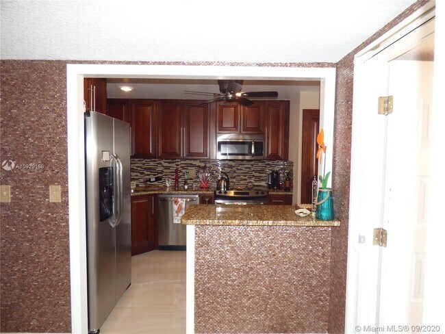 Building Photo - 1523 E Hillsboro Blvd