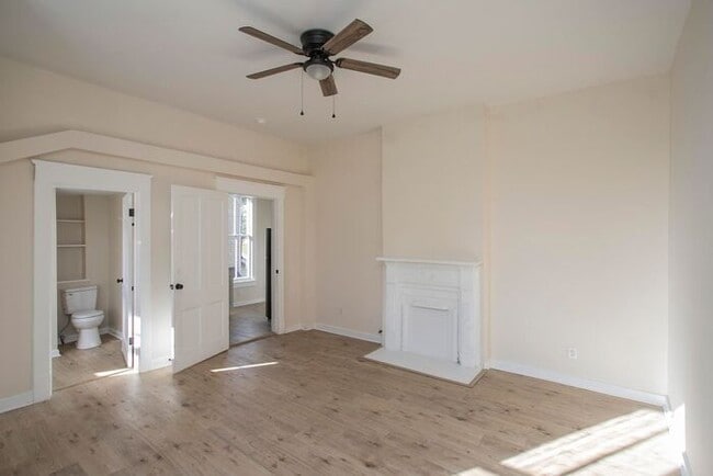 Building Photo - LOCATION! 1/1 Bed Bath Downtown!