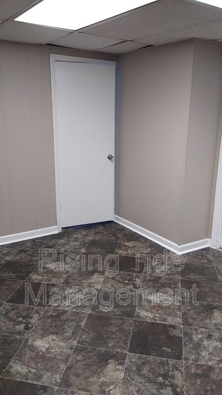 Building Photo - 8905 Valley Hill Dr