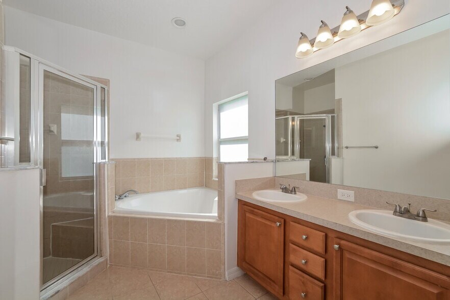 Building Photo - 1605 Shadowood Ct