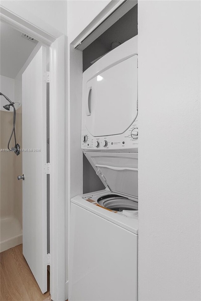 Building Photo - 6061 Shaker Wood Cir