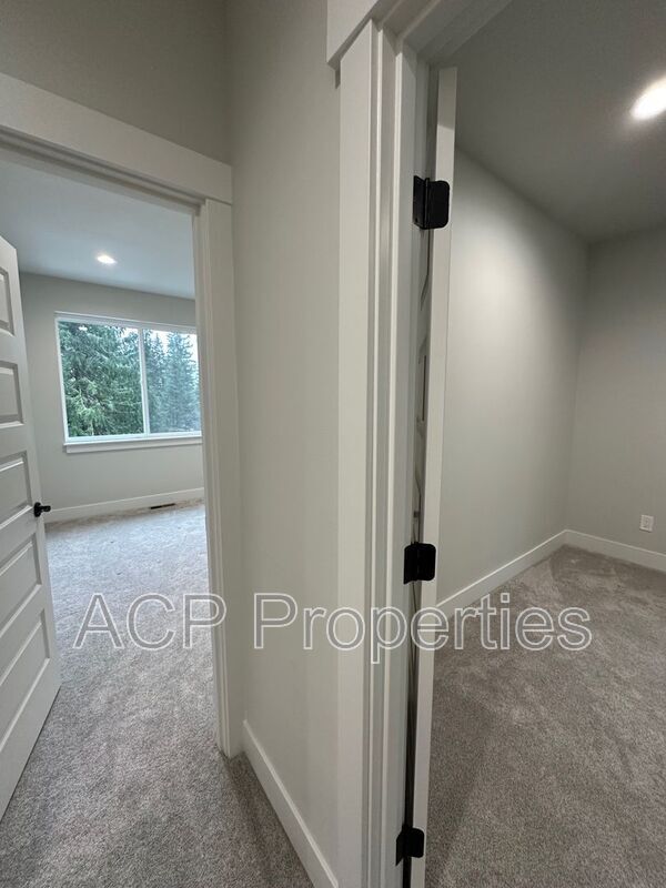 Building Photo - 8 Clematis Ln