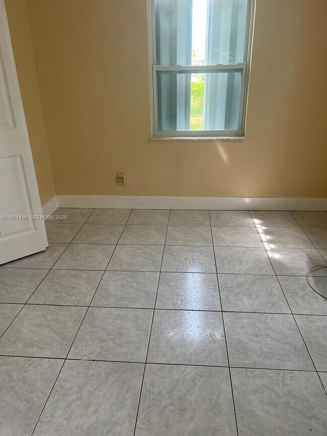 Building Photo - 1020 W 2nd St