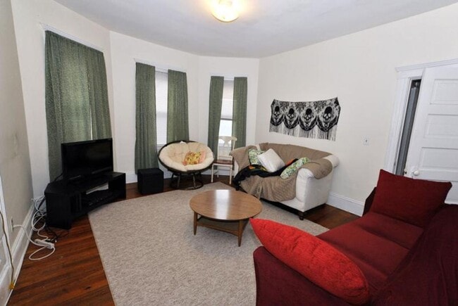 Building Photo - Huge 4 bed unit in the heart of Oak Square!