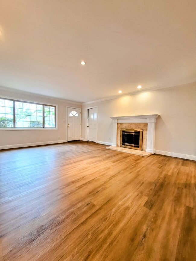 Building Photo - Beautiful Single Story House w/Low Mainten...