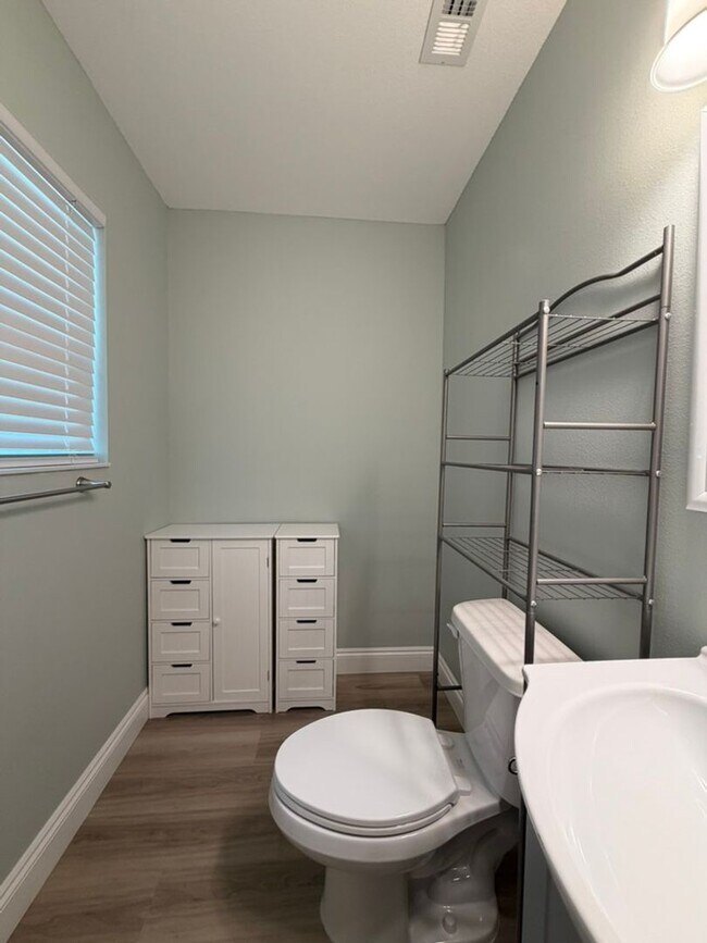 Building Photo - UNFURNISHED, UPDATED 3B/1.5B Home in the Heart of Ft. Walton Beach