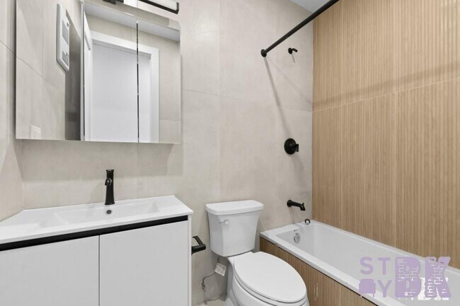 Building Photo - 3 bedroom in BROOKLYN NY 11221